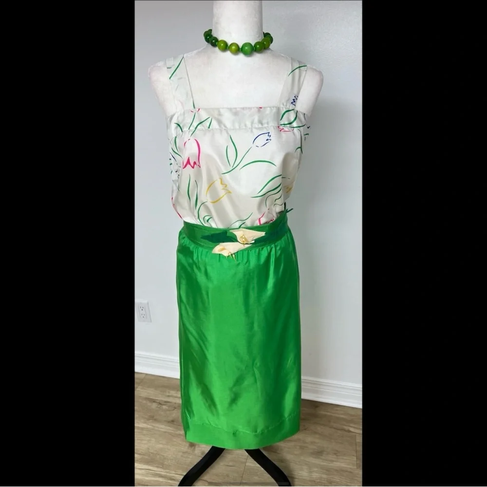 Vintage Green Satin Midi Skirt w Floral Top & Statement Belt – 60s Inspired - Picture 11 of 16